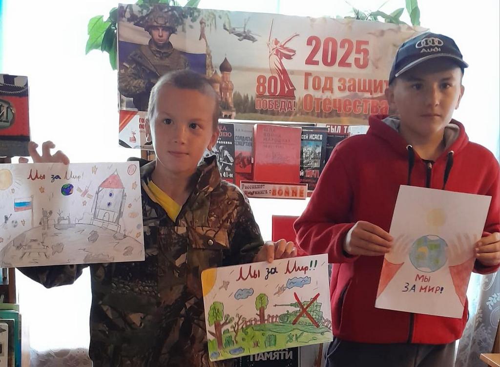 Дети сидят вокруг квадратного стола, на котором разложены детские книги, а ведущая рассказывает им об этих книгах.